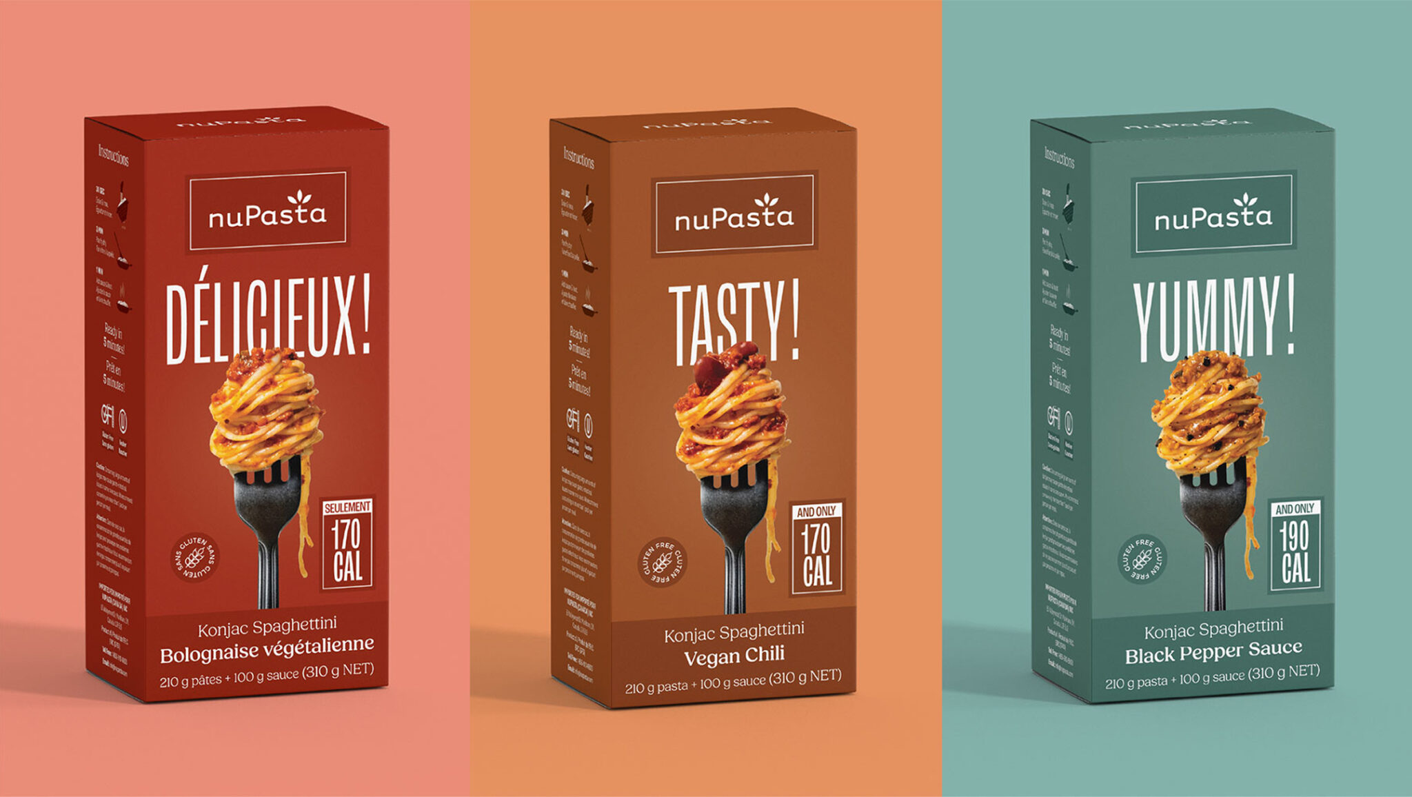 Trois boîtes de spaghettis au konjac nuPasta sont présentées sur des fonds colorés : sauce bolognaise (boîte rouge, « Délicieux ! »), chili végétalien (boîte marron, « Savoureux ! ») et sauce au poivre noir (boîte bleu sarcelle, « Miam ! »).