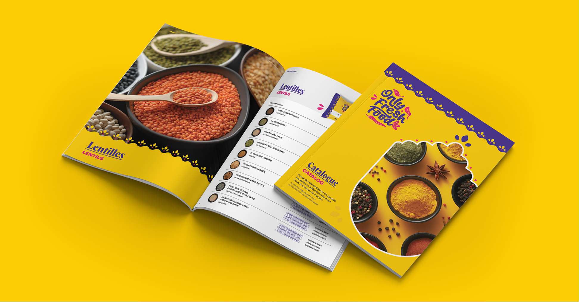 Deux catalogues colorés reposent sur un fond jaune. L'un est ouvert et présente des lentilles ainsi qu'une liste de produits ; l'autre est fermé et met en avant des épices aux couleurs vives, des herbes aromatiques et le titre « Only Fresh Food », soulignant ainsi tout un univers de produits frais.