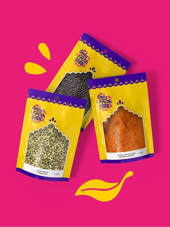 Trois paquets d'épices colorés portant la mention « Only Fresh Food » sont présentés sur un fond rose vif. La sélection d'épices fraîches comprend du poivre noir, de la cardamome et du piment rouge moulu, chacun étant rehaussé de touches décoratives jaunes.