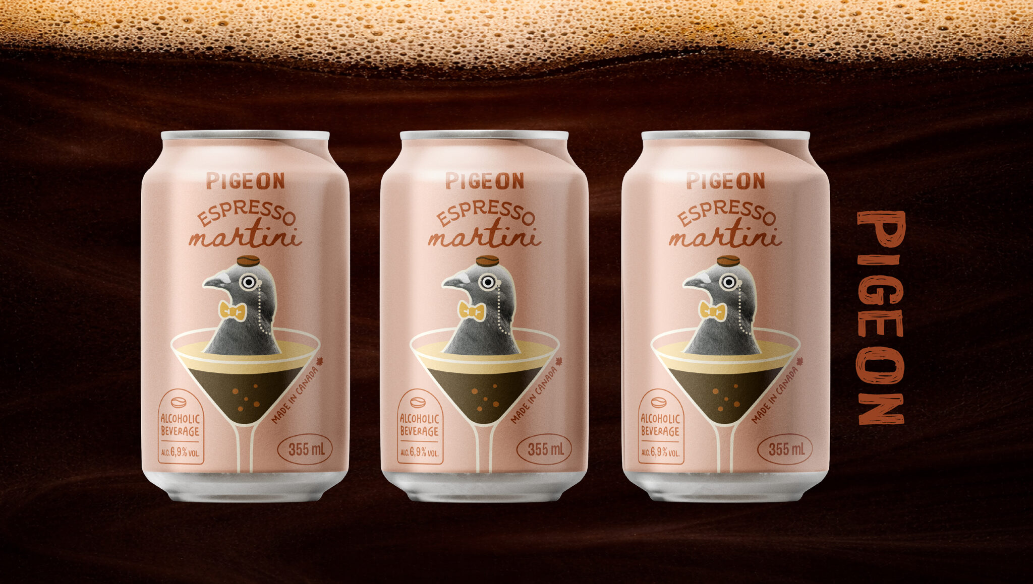 Trois canettes de Pigeon Espresso Martini, sur chacune desquelles figure un pigeon illustré portant un nœud papillon et perché dans un verre à martini, sont disposées sur un fond sombre aux reflets café, avec le mot « PIGEON » inscrit verticalement à droite.