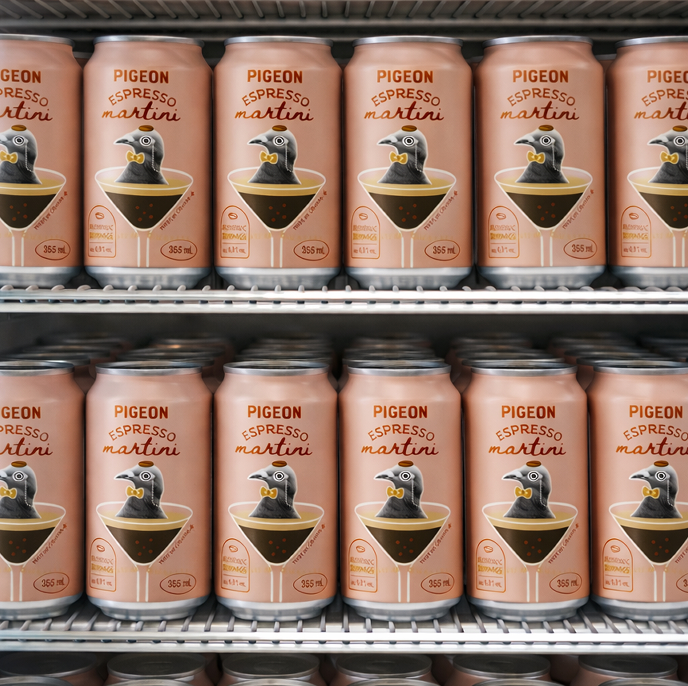 Des canettes de « Pigeon Espresso Martini », ornées d'étiquettes roses sur lesquelles figure un pigeon illustré perché dans un verre à martini, sont soigneusement disposées sur une étagère, en trois rangées.