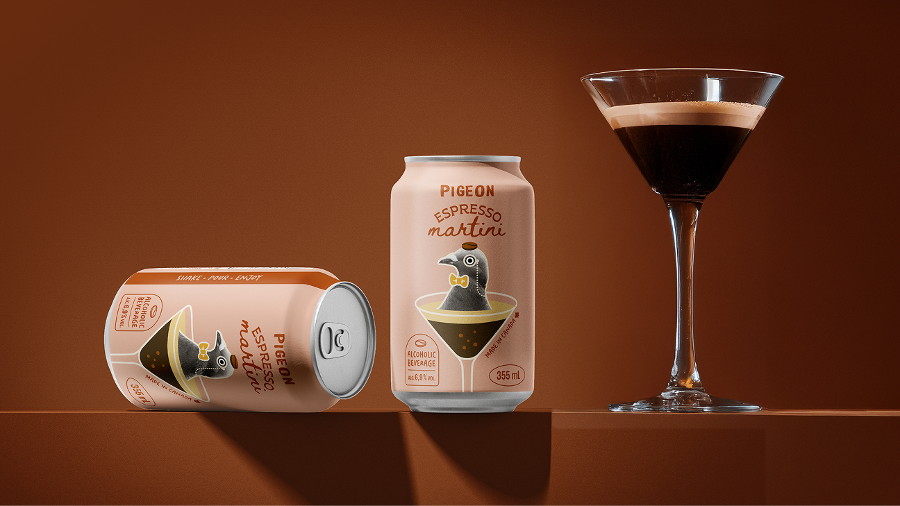 Deux canettes portant la mention « Pigeon Espresso Martini » sont présentées : leur étiquette représente un pigeon stylisé dans un verre à martini, à côté d'un cocktail classique « espresso martini » servi dans un verre, le tout sur fond marron.
