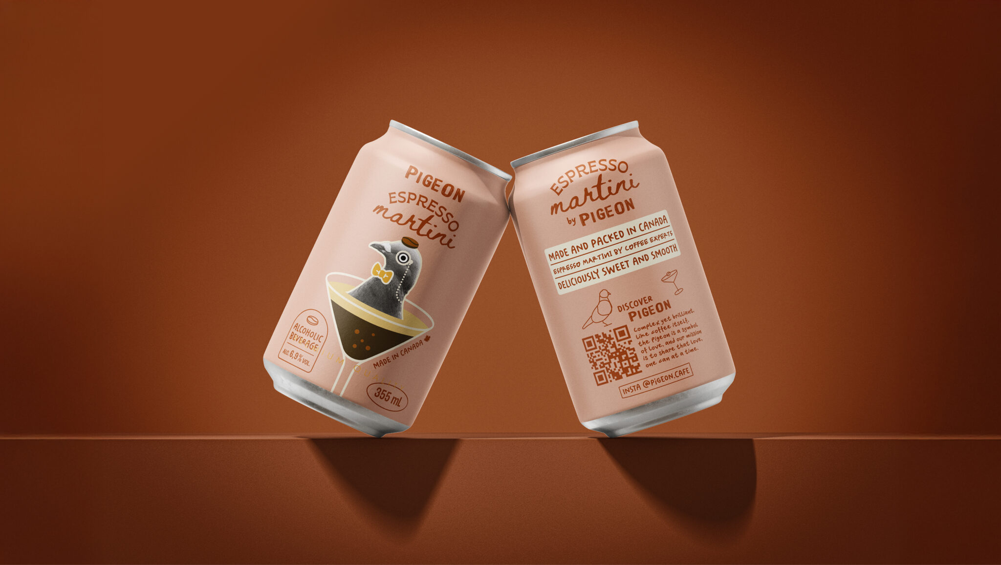 On voit deux canettes de couleur beige de « Pigeon Espresso Martini » sur un fond marron. L'une d'elles représente un pigeon dessiné dans un verre à martini ; l'autre présente les détails du produit et la liste des ingrédients en caractères marron.