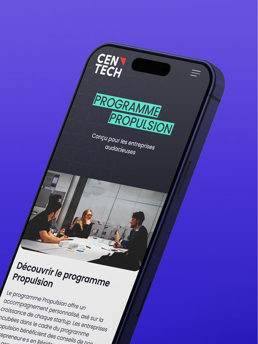 Un smartphone affiche le site web de Centech, présentant des informations détaillées sur le « Programme Propulsion », avec une photo de personnes en réunion dans un bureau moderne, sur un fond bleu dégradé.