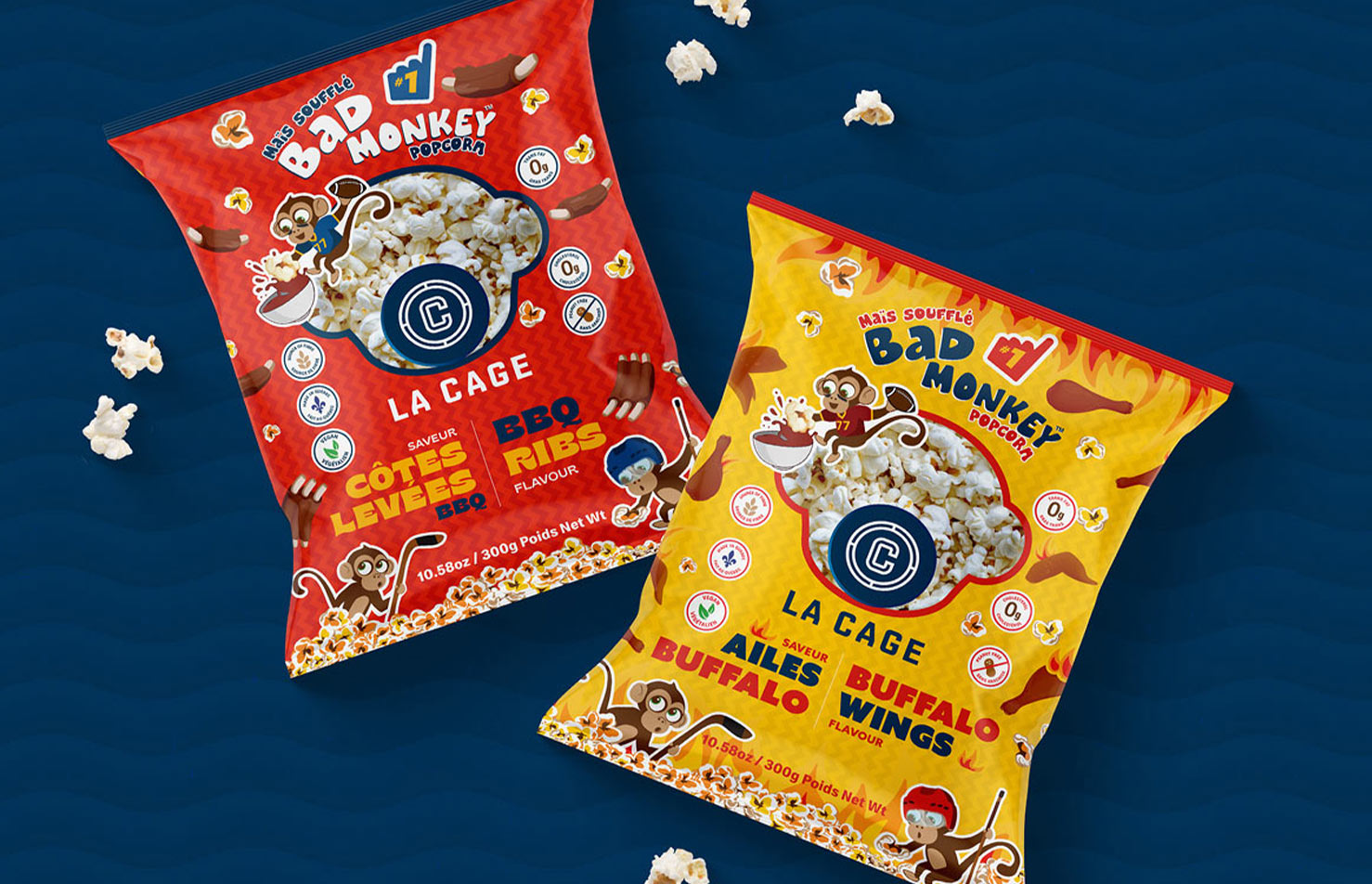 Deux sachets de pop-corn Bad Monkey : un rouge au goût de côtes de porc barbecue et un jaune au goût d'ailes de poulet Buffalo.